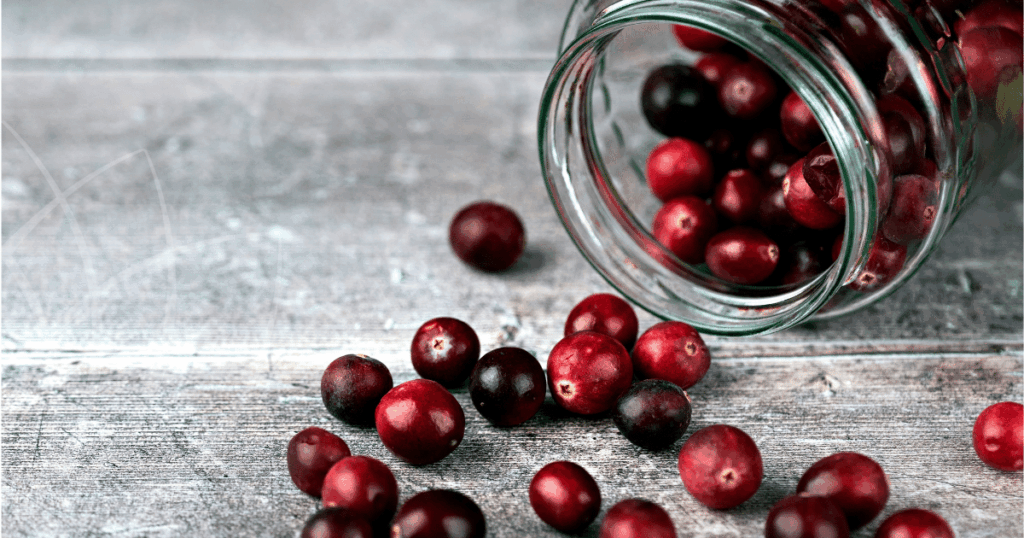 Klaaspurgist väljavalgunud jõhvikad puupinnal