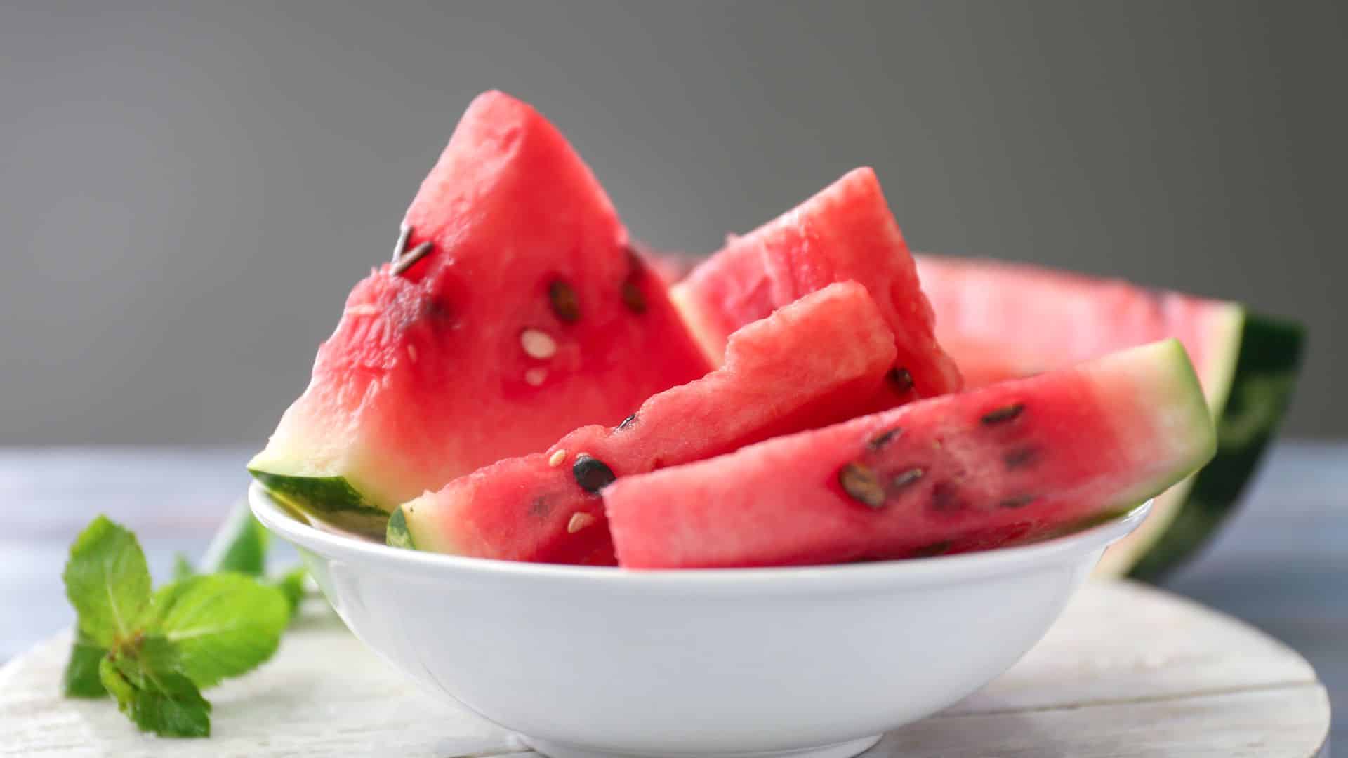 Arbuusi lõigud kausis