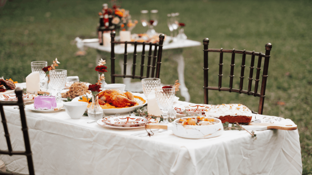 Suvine pidulaud õues, laua ümber 3 tooli