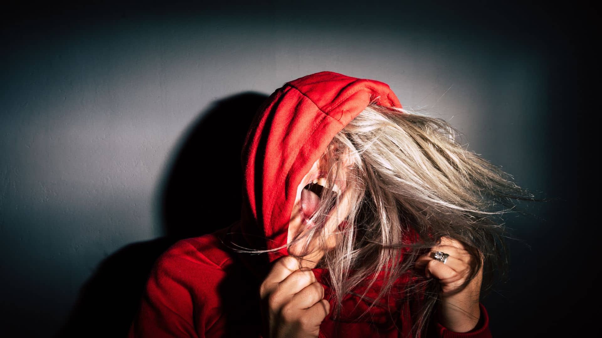 Naine kapuuts peas karjumas