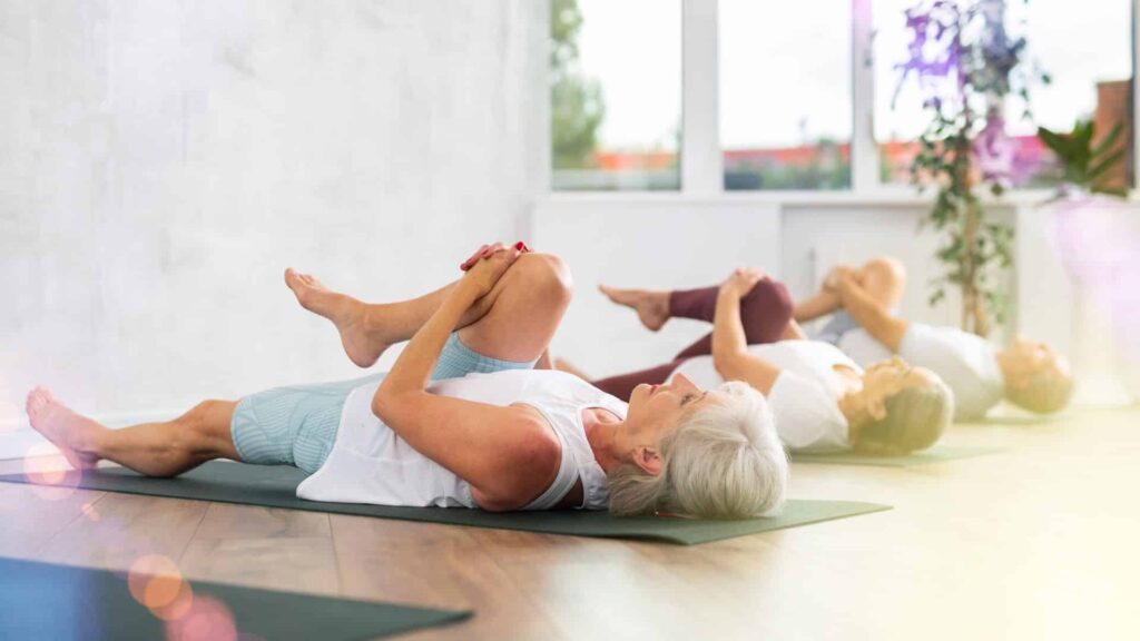 Naised matil jalgu sirutamas, üks jalg kõverdatud-tuulepüüdja poos