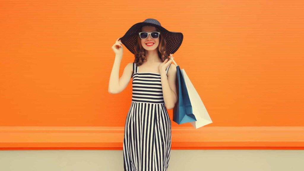 Suvine naine kübaraga ja ostukottidega, herpes