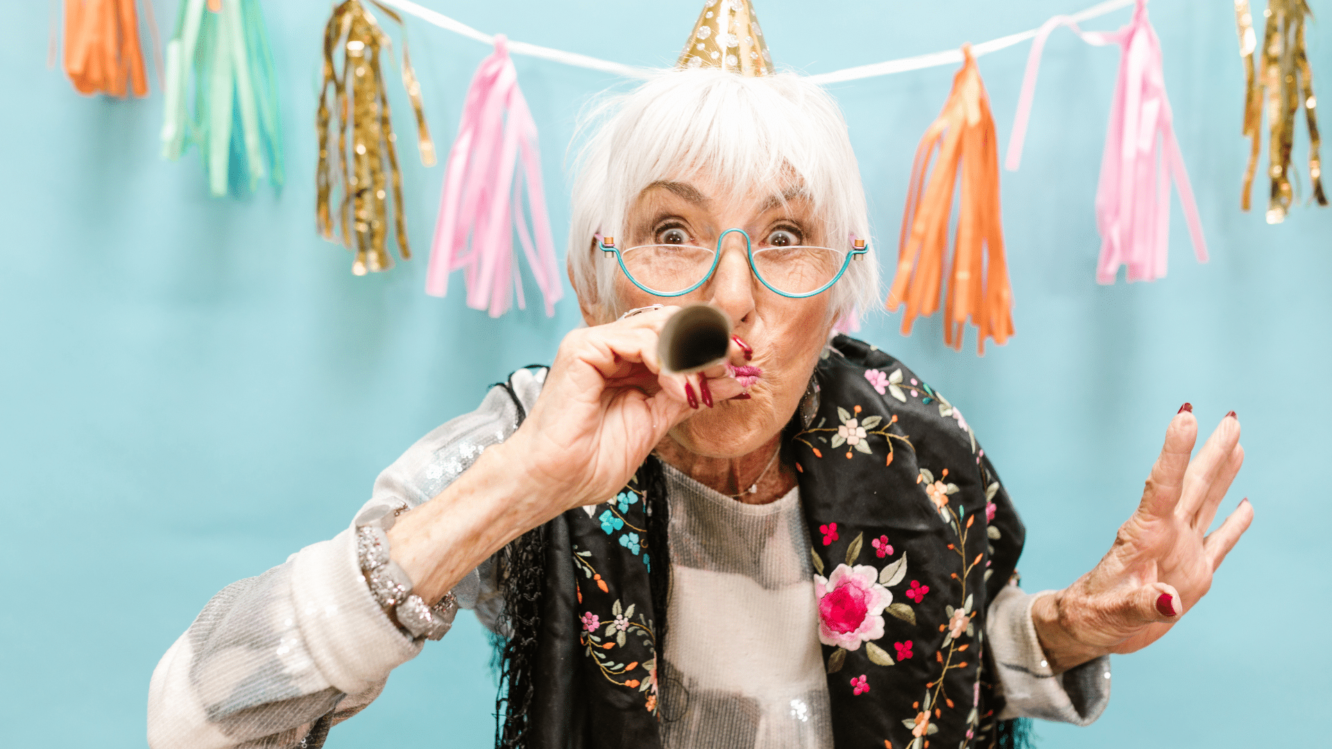 Vanem naine puhub fanfaari peomeeleoulus