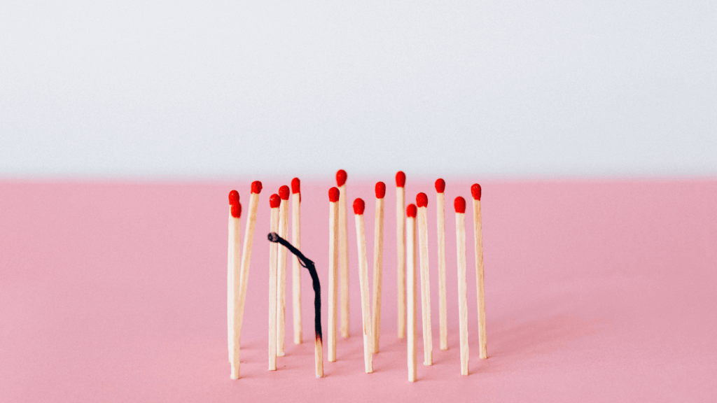 Tikud, millest üks on põlenud